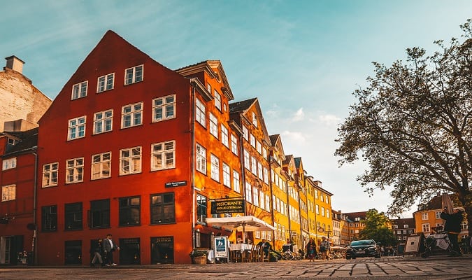 Praça em Copenhagen com Restaurantes e Lojas