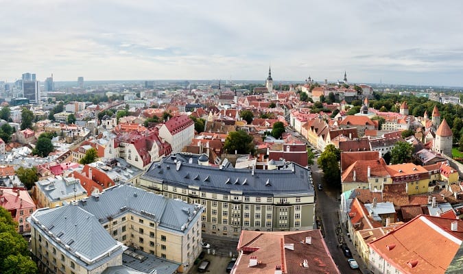 A charmosa cidade de Tallinn no verão