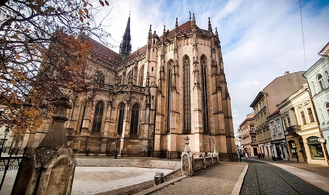 Košice é a segunda maior cidade da Eslováquia, é conhecida por abrigar a catedral gótica mais oriental da Europa e a maior igreja da Eslováquia.