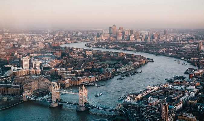 Londres é a capital e maior cidade da Inglaterra e também do Reino Unido.