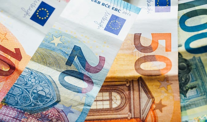 O Euro é a moeda oficial da França desde sua implementação no ano de 2.002.