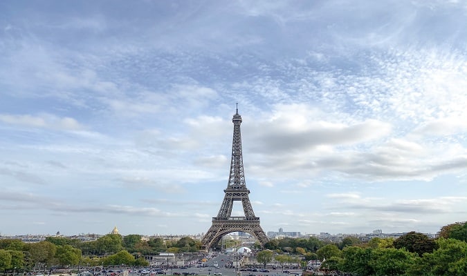 Paris é a capital e maior cidade da França, abriga atrações que são verdadeiros símbolos do país e também da Europa, como a grandiosa Torre Eiffel, o Museu do Louvre, e muitas outras atrações incríveis.