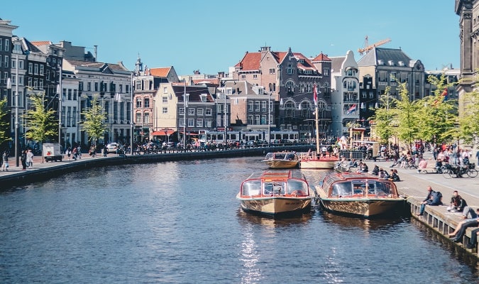 Amsterdam é a capital e maior cidade da Holanda, cidade vibrante repleta de museus que exibem uma rica herança de artistas, famosa por seus inúmeros canais e bicicletas. 