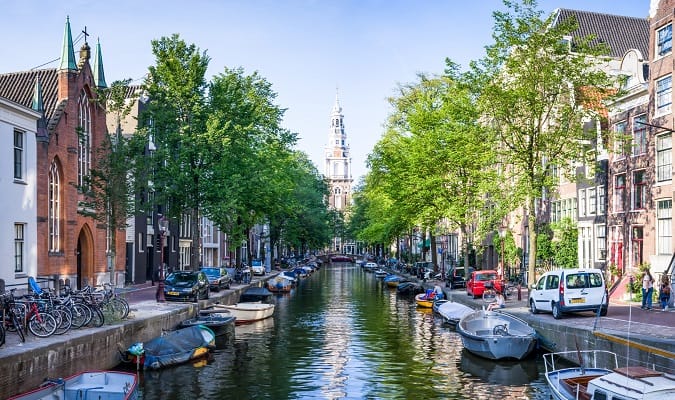 Além da capital Amsterdam, o país conta com outros destinos populares para visitar como Haia, Delft, Utrecht, Rotterdam.