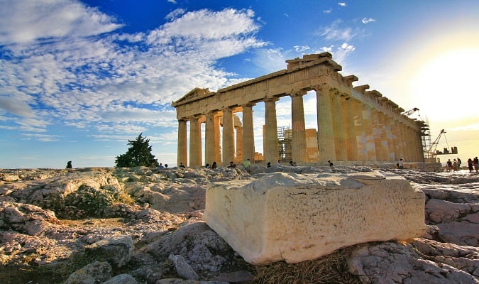 Atenas é a capital e maior cidade da Grécia, abriga a Acrópole de Atenas, um dos símbolos do país.