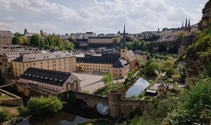 Luxemburgo City é a capital e maior comuna de Luxemburgo, abriga um lindo bairro antigo com antigas fortificações, parques e museus.