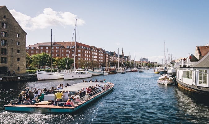 Copenhagen é a capital e maior cidade da Dinamarca, uma cidade repleta de atrações e com uma uma vibração náutica refletida nas casas coloridas à beira-mar de Nyhavn.