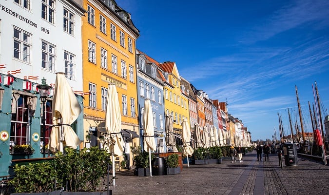Com uma população estimada de 5,806 milhões de habitantes, a Dinamarca é o 24º país mais populoso da Europa.
