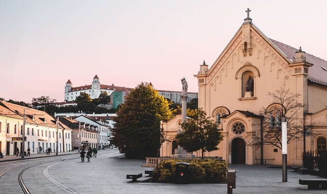 Com uma população estimada de 5,458 milhões de habitantes, a Eslováquia é o 27º país mais populoso da Europa.