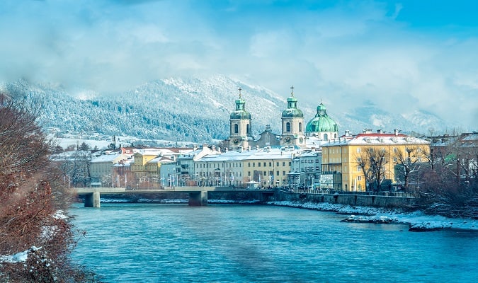 O valor da viagem para Áustria irá depender da quantidade de dias que você pretende ficar no país, data da viagem, cidades que pretende visitar, aeroporto de chegada, etc.