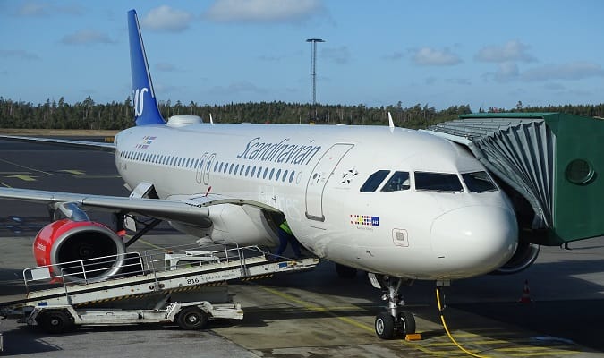 Os dois principais aeroportos da Suécia são o Aeroporto Stockholm Arlanda  (ARN) e o Aeroporto de Gotemburgo-Landvetter (GOT).